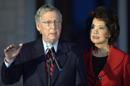 Esta fotografía de archivo del 2 de octubre de 2014 muestra a Mitch McConnell, izquierda, de Kentucky, líder de la minoría republicana en el Senado, junto a su esposa Elaine Chao mientras habla con los medios de comunicación en la Granja Donamire en Lexington. En un debate con su rival demócrata por la contienda electoral en el Senado, McConnell dijo que la ley de salud del presidente Barack Obama debe ser extirpada "de raíz". Sin embargo, a pesar de que los republicanos en el Congreso piden la anulación de la nueva ley de servicios médicos, gobernadores del mismo partido en muchos estados han aceptado calladamente la ampliación del programa de salud para los pobres ordenada por esa legislación. (Foto AP/Timothy D. Easley, archivo)