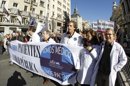 La Asociación de Facultativos Especialistas de Madrid (AFEM) se manifiesta desde este mediodía en Madrid, en una marcha que les llevará desde la Plaza de Neptuno a la Puerta del Sol, en defensa de la sanidad pública y en protesta por los "planes privatizadores" del Gobierno regional. EFELa Asociación de Facultativos Especialistas de Madrid (AFEM) se manifiesta desde este mediodía en Madrid, en una marcha que les llevará desde la Plaza de Neptuno a la Puerta del Sol, en defensa de la sanidad pública y en protesta por los "planes privatizadores" del Gobierno regional. EFELa Asociación de Facultativos Especialistas de Madrid (AFEM) se manifiesta desde este mediodía en Madrid, en una marcha que les llevará desde la Plaza de Neptuno a la Puerta del Sol, en defensa de la sanidad pública y en protesta por los "planes privatizadores" del Gobierno regional. EFE