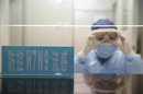 Un trabajador del hospital se ajusta las gafas en el mostrador para los casos de la nueva cepa H7N9 de la gripe aviar en un hospital de Shanghái (Chinia). EFE/Archivo