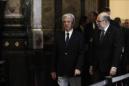El presidente de Uruguay, Tabaré Vásquez (i) asiste a las honras fúnebres del escritor uruguayo Eduardo Galeano en el Salón de Los Pasos Perdidos del Palacio Legislativo en Montevideo (Uruguay). EFE/Archivo