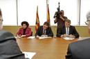 El consejero de Sanidad del Gobierno de Aragón, Ricardo Oliván (c), junto a la directora gerente del Servicio Aragonés de Salud, María Ángeles Alcuten, y el director general de Salud Pública, Francisco Sancho (d), durante la comisión de seguimiento de las personas afectadas por el virus de la gripe A. EFE