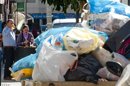 Basura acumulada en contenedores de una calle de Sevilla. EFE