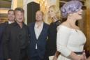De (i a d) el actor estadounidense Sean Penn, el organizador de la gala Life Ball, Gery Keszler (c), y la actriz sudafricana, Charlize Theron (2ªd) junto a la cantante británica Kelly Lee Osbourne (d). EFE
