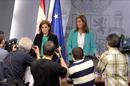 La vicepresidenta del Gobierno, Soraya Sáenz de Santamaría (izda), acompañada de la ministra de Sanidad, Servicios Sociales e Igualdad, Ana Mato, a su llegada a la rueda de prensa tras la reunión del Consejo de Ministros, celebrada hoy en Moncloa. EFE
