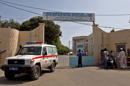 Una ambulancia sale del Hospital Universitario Fann donde un hombre está siendo atendido por síntomas del ébola en Dakar, Senegal, el viernes 29 de agosto de 2014. (Foto AP/Jane Hahn)