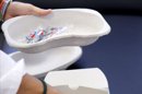 Una enfermera prepara dosis de la vacuna de la gripe. EFE/Archivo