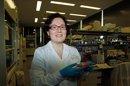 La investigadora Silvia Sanz posa en el Centro de Investigación Principe Felipe donde ha podido continuar su proyecto sobre diabetes gracias al empeño de una madre cuya hija padece esa enfermedad, y que ha conseguido recabar el dinero necesario para que el centro la contrate cuatro meses. EFE