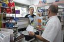 Un farmacéutico de Barcelona atiende a un cliente. EFE/Archivo