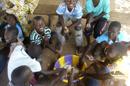 Niños en Bamako comen del mismo recipiente. La muerte de una niña de dos años el pasado 24 de octubre por el ébola sembró el pánico y cambió las costumbres de la población. EFE/ Archivo