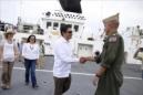 Fotografía cedida por Casa Presidencial del presidente de Honduras, Juan Orlando Hernández (c), en su visita el Barco Hospital USNS Comfort de la Armada estadounidense en Trujillo, en el caribe hondureño, donde el presidente destacó las relaciones de amistad y cooperación entre su país y Estados Unidos .EFE