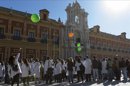 Un grupo de médicos especialistas internos residentes (EIR) -antiguos MIR- se han concentrado para protestar por los recortes salariales, ante el Palacio de San Telmo, sede del ejecutivo andaluz. EFE/Archivo