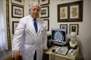El jefe del Servicio de Neurología de los hospitales universitarios Regional y Clínico de Málaga, Óscar Fernández, ha concedido una entrevista a Efe para hablar de un ensayo clínico pionero que se desarrolla en Andalucía en busca de un tratamiento para la Esclerosis Lateral Amiotrófica (ELA). EFE