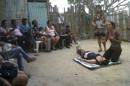 Una enfermera explica sus conocimientos sanitarios en Ecuador dentro del Programa de Voluntariado de Enfermeras para el Mundo que este año cumplirá su decimoquinta edición, una iniciativa que ellas mismas se costean pese a estar en tiempos de crisis. EFE