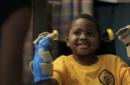 Fotografía sin fecha facilitada hoy 29 de julio de 2015 por el hospital infantil de Filadelfia que muestra a Zion Harvey, un niño de ocho años, tras recibir un trasplante de las dos manos a principios de este mes en Filadelfia, Estados Unidos. EFE