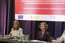 La Reina ha presidido hoy la inauguración del Congreso Internacional sobre Investigación e Innovación en Enfermedades Neurodegenerativas, acto en el que han intervenido la ministra de Sanidad, Ana Mato (i), y la secretaria de Estado de Investigación, Carmen Vela. EFE
