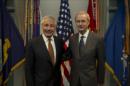 Foto cedida por la Embajada de España en EE.UU. este 18 de octubre de 2014, del ministro español de Defensa, Pedro Morenés (d), durante una reunión con el jefe del Pentágono, Chuck Hagel (i), en Washington DC (EE.UU.). EFE