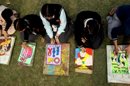 Un grupo de niños participa en una competición de dibujo centrada en la concienciación contra el sida organizada con motivo de la conmemoración del Día Mundial de la Lucha contra el Sida, en Amritsar (India). EFE/Archivo