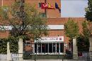 Vista general de la entrada del Hospital Carlos III de Madrid, donde continúan ingresados el sacerdote Miguel Pajares, primer español infectado por el virus del Ébola, y la monja Juliana Bonoha Bohé, que se encuentran "estables" y su salud "no ha empeorado", según han informado a Efe fuentes sanitarias. EFE