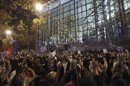 Cientos de personas durante una manifestación organizada por la Mesa en Defensa de la Sanidad Pública contra las medidas sanitarias previstas por la Comunidad de Madrid para 2013. EFE/Archivo