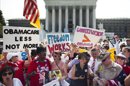 Miembros del Tea Party gritan consignas mientras lamentan los resultados de la reforma sanitaria del presidente Barack Obama, a las puertas del Tribunal Supremo en Washington, DC. EFE