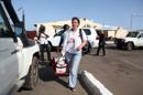 La doctora Anja Wolz (c), de Médicos Sin Fronteras, llega al aeropuerto Sprigg Payne de Monrovia (Liberia) al confirmarse siete casos de contagio del brote de ébola. EFE/Archivo