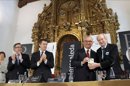 El médico e investigador español José Baselga (3d), director médico del Memorial Sloan-Kettering de Nueva York (Estados Unidos), recibe el II Premio Internacional de Investigación Oncológica Científica y Técnica Ramiro Carregal (6i) que lleva el nombre del empresario conservero esta mañana en Santiago de Compostela. EFE