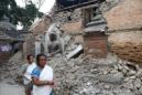 Dos mujeres visitan un templo destruido en Bakhtapur (Nepal) hoy. EFE