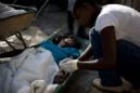 Una trabajadora del hospital Santa Catherine atiende a un paciente con síntomas de cólera en el distrito de Cite Soleil en Puerto Príncipe (Haití). EFE/Archivo