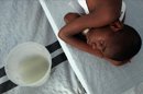 Un niño víctima del cólera permanece interno en un hospital en Puerto Príncipe (Haití). EFE/Archivo
