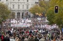 Vista de la "marcha blanca", en la que trabajadores del sistema sanitario madrileño salen de los distintos hospitales de Madrid hasta llegar a la Puerta del Sol, para protestar por el desmantelamiento de los hospitales y centros de salud y para defender una sanidad pública y universal. EFETrabajadores del sistema sanitario madrileño que participan en una "marcha blanca" que ha salido de los distintos hospitales de Madrid, se concentran en la plaza de Cibeles. EFELa "Marcha blanca" de trabajadores y usuarios de la sanidad madrileña contra las medidas del Gobierno regional avanza esta mañana por la calle Alcalá, en Madrid, para confluir con otras columnas procedentes del Hospital Infanta Leonor de Vallecas (sureste), del Hospital La Paz (norte) y del Hospital Doce de Octubre (sur) en la plaza de Cibeles. EFE