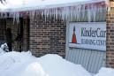Esta fotografía muestra el exterior cubierto de hielo y nieve en la guardería-jardín de niños Centro de Aprendizaje KinderCare en Palatine, Illinois, el jueves 5 de febrero de 2015. Las autoridades de salud estatales han pedido a estudiantes y personal de ese centro que no se acerquen a los menores sin vacunar después de que varios niños enfermaran de sarampión allí. (AP Foto/Nam Y. Huh)