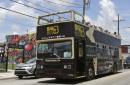 Un autobús de turismo para delante de Wynwood Walls, en el barrio de Wynwood, en Miami, el viernes, 5 de agosto del 2016. (AP Foto/Alan Diaz)