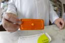 En la imagen, un farmacéutico muestra una píldora poscoital. EFE/Archivo