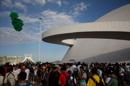 Un grupo de personas participa este 23 de mayo de 2014 en una manifestación para pedir la legalización de la marihuana, en Brasilia (Brasil). EFE