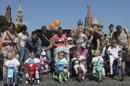 Niños con síndrome de down se preparan en su bicicletas para echar una carrera solidaria en Moscú (Rusia). EFE/Archivo