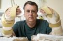 Chris King, la primera persona en Gran Bretaña en recibir un doble trasplante de manos, las muestra en el Hospital General de Leeds, en esta ciudad de Inglaterra, el jueves 21 de julio de 2016. King dijo el viernes que se siente "completo de nuevo" después de la cirugía. El hombre de 57 años perdió las dos manos, excepto los pulgares, en un accidente industrial hace tres años. (Danny Lawson/PA vía AP)