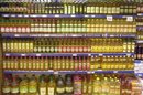 Estante con distintos tipos de aceite en un supermercado. EFE/Archivo