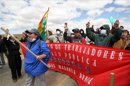 Médicos, estudiantes de medicina de universidades estatales y empleados de los hospitales bloquean el paso, este viernes 4 de mayo, en la Apacheta, El Alto (Bolivia), la principal carretera del país que conecta La Paz con la región central de Cochabamba y la oriental Santa Cruz. EFE