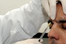 Un cirujano aplicando una técnica con un paciente. EFE/Archivo