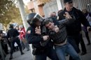 Efectivos de la policía detienen a uno de los asistentes a la concentración llevada a cabo ante la Asamblea de Madrid. EFE