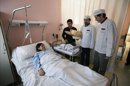 Representantes del gremio de panaderos de Álava entregan un obsequio consistente en una barra de pan cada día del año nuevo, a los padres del primer niño nacido en Álava en el año 2013, Maikel Rodríguez, de padres bolivianos, nacido a las 00:52 horas de hoy en el Hospital Universitario de Álava-Txagorritxu. EFE