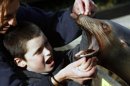 "Baby" una hembra de león marino de California y ciega de nacimiento interactúa con uno de los niños autistas que sigue la terapia puesta en marcha y que es el resultado de un acuerdo de colaboración entre el Gobierno de Cantabria y la Asociación de Afectados de Síndrome de Espectro Autista y Otros Trastornos Generalizados del Desarrollo de Cantabria (APTACAN) que se desarrolla en el Parque de la Naturaleza de Cabárceno. EFE
