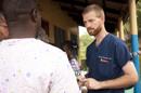 El médico estadounidense contagiado de ébola está mejorando
