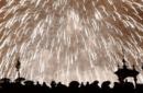 Un gran número de personas asiste al "castillo de fuegos artificiales", disparados en la "Nit del Foc", (Noche del Fuego), durante la celebración de las Fallas 2015 en la capital valenciana. EFE/Archivo