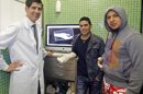 Los libios Khaled Elhirishi y Mahmud Hamza (d) junto al cirujano Francisco Piñal tras ser operados en una clínica de Santander. La clinica, que dirige este médico, les ha reconstruido las manos implantándoles dedos de los pies, su especialidad, unas operaciones que sufraga el Gobierno de Libia. EFE