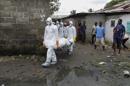 Varios operarios trasladan el cadáver de una supuesta víctima del virus del ébola en una barriada de Logan, afueras de Monrovia, Liberia. EFE/Archivo