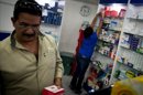 Un hombre fue registrado este viernes al comprar medicamentos en una farmacia de Caracas (Venezuela). EFE