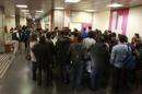Algunos de los aspirantes antes de las pruebas de acceso a la Formación Sanitaria Especializada (MIR, EIR, FIR, etc.), a las que optan un total de 35.959 titulados universitarios del área de Ciencias de la Salud para las 7.602 plazas convocadas por el Ministerio de Sanidad, esta tarde en la Facultad de Ciencias de la Información de la Universidad Complutense de Madrid. EFE