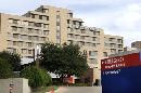 En esta imagen de archivo, tomada el 8 de octubre de 2014, una señal indica la entrada al servicio de urgencias del Texas Health Presbyterian Hospital Dallas, donde falleció el primer paciente con ébola diagnosticado en Estados Unidos. (Foto AP/LM Otero, File)