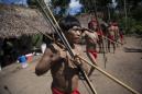 En esta foto del 7 de septiembre del 2012 se ve a indígenas yanomami en la región amazónica. En un rincón remoto de Venezuela un grupo de científicos ha descubierto que miembros de una aldea aislada del mundo moderno tienen las colonias más diversas de bacterias jamás detectadas dentro del organismo humano, según un estudio publicado el 17 de abril del 2015. (Foto AP/Ariana Cubillos, Archivo)